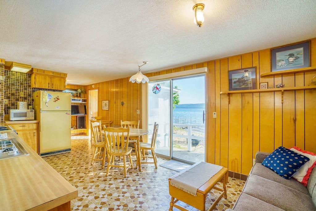 Inviting home with free cable and full kitchen - right on the lake