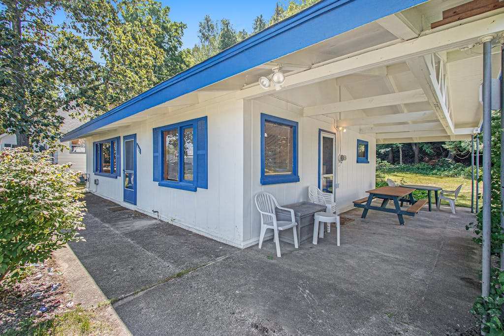 Cheerful dog-friendly lakefront home with free WiFi, firepit, and full kitchen