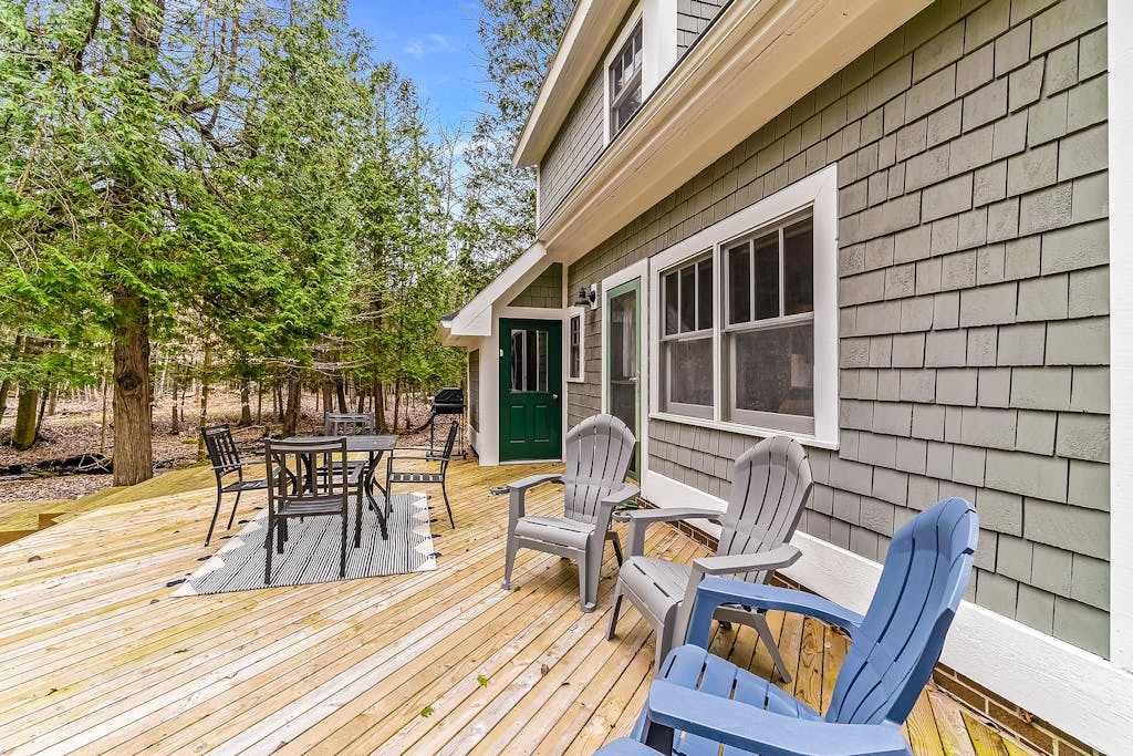 Secluded home with private grill, gas fireplace, full kitchen, and free WiFi