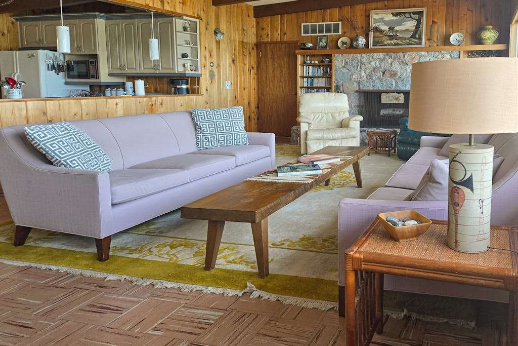 Spacious vacation gem on Crystal Lake withgas fireplace, WiFi, central AC, firepit