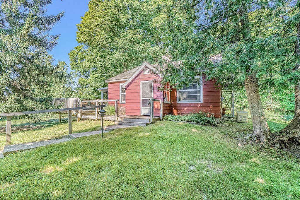 Lake home close to the water with WiFi, firepit, washer & dryer