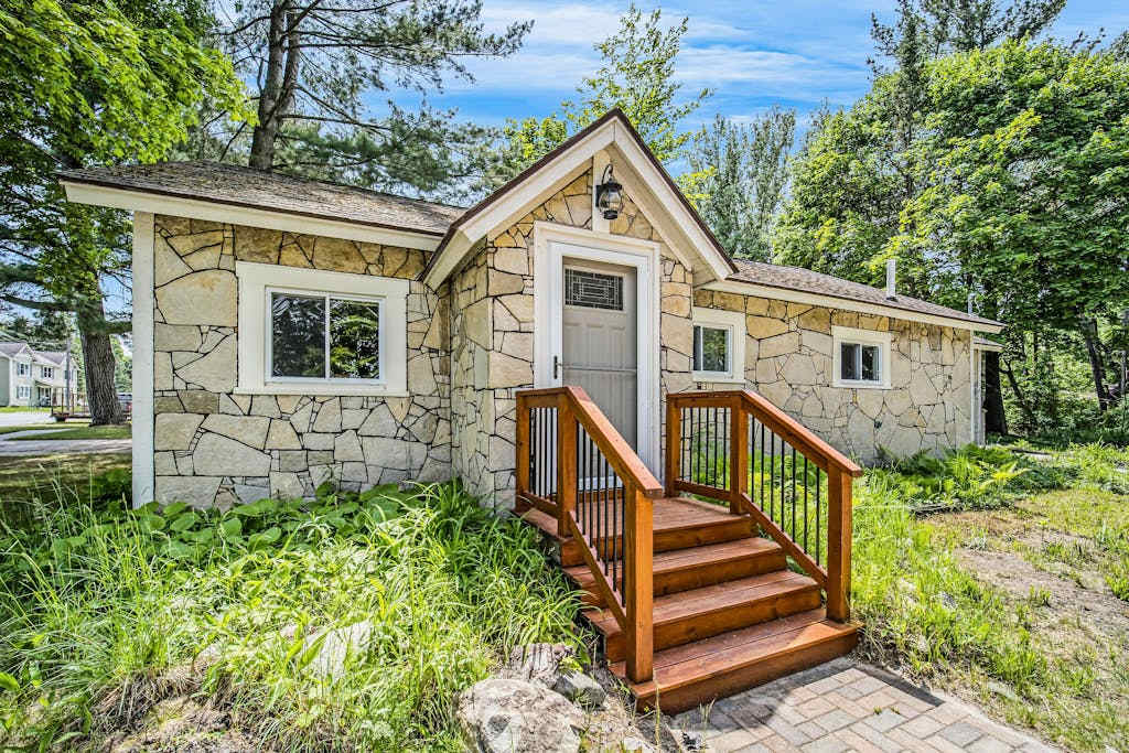 Stone home two blocks from the lake & downtown with gas grill & free WiFi
