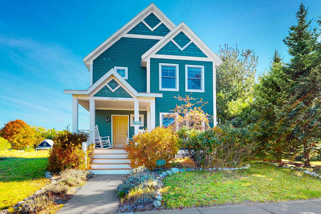 Adorable farmhouse style home with washer & dryer, central AC, deck - near lake