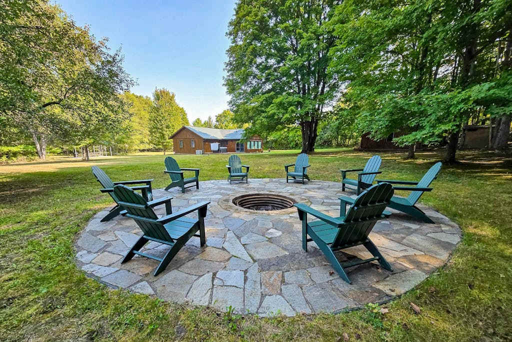 Riverside wooded home with outdoor hot tub, fire pit, gas grill & WIFI