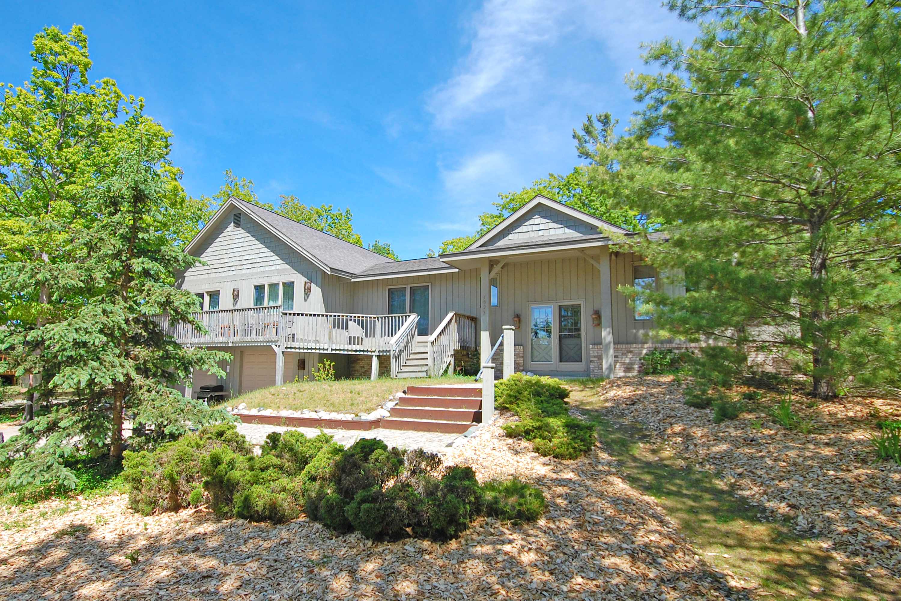 Spacious lake access home with a washer & dryer, central AC, nearby tennis