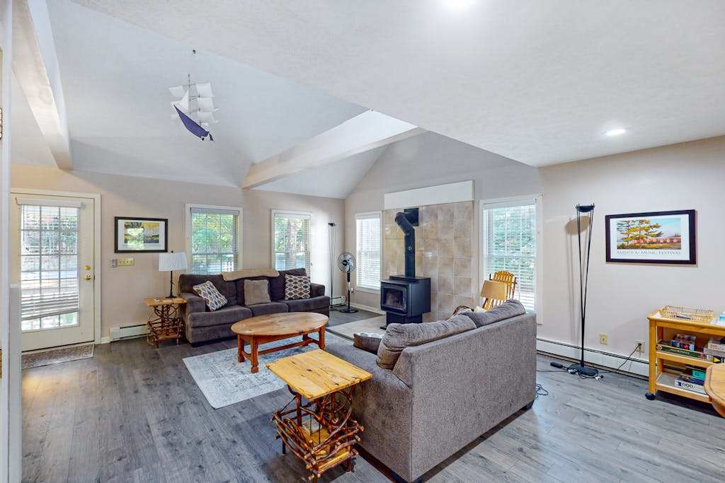 Lovely home in downtown Glen Arbor with deck, gas grill, washer & dryer, and AC