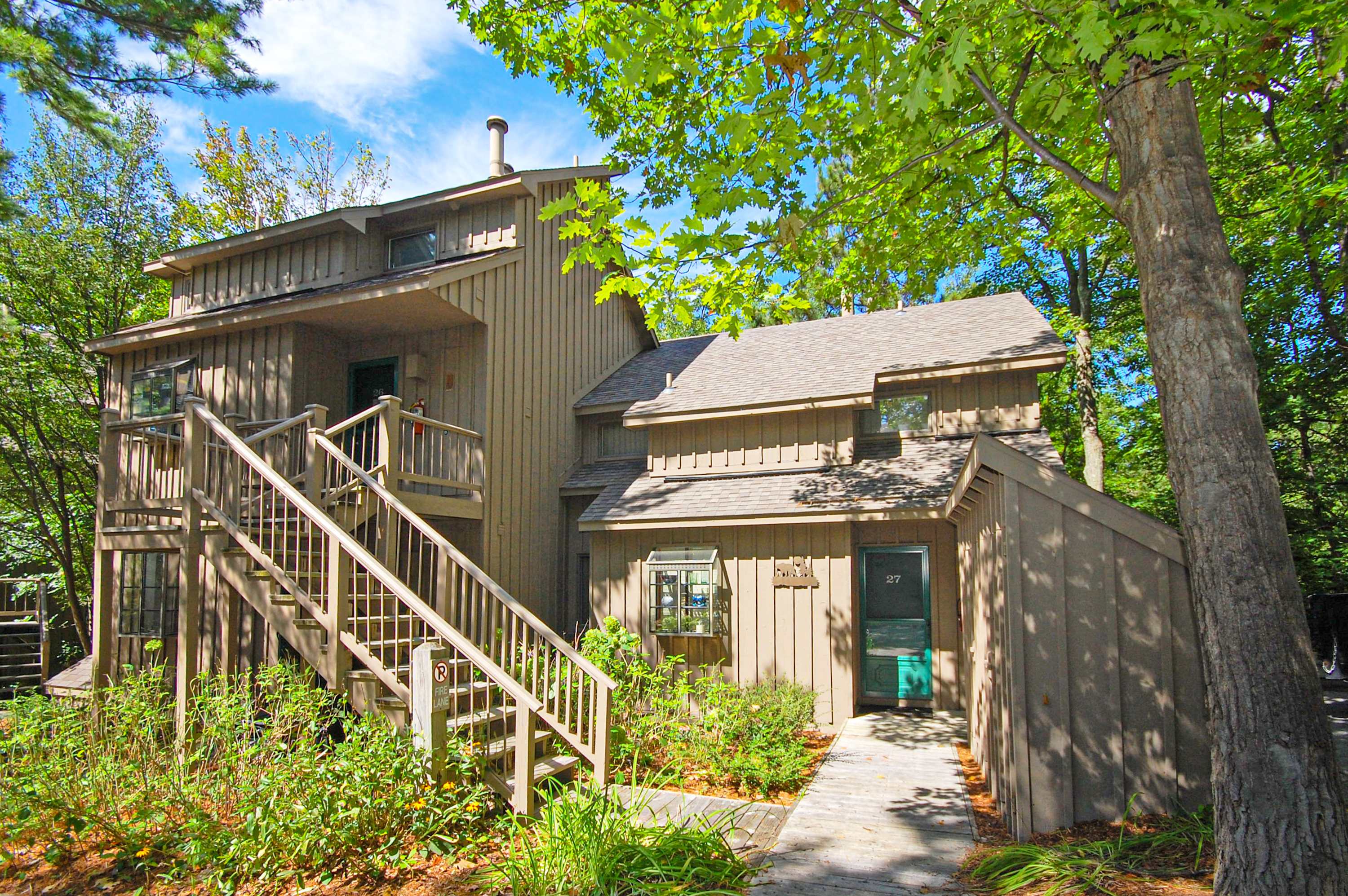 Condo with forest views, washer & dryer, deck, & cable