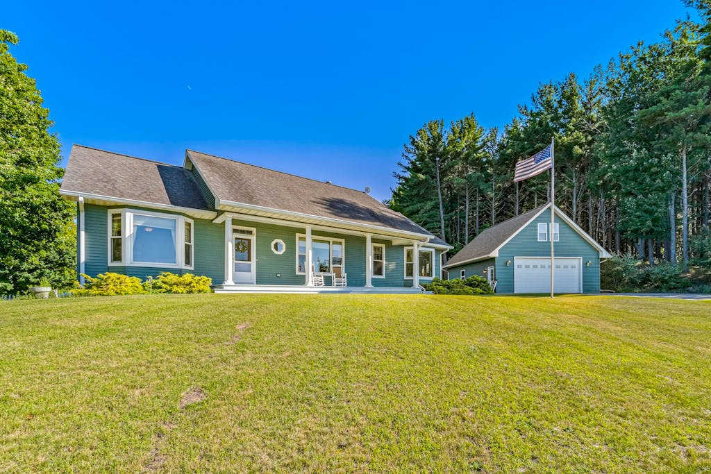 Gorgeous, dog-friendly home near the lake with fireplace, grill & washer & dryer