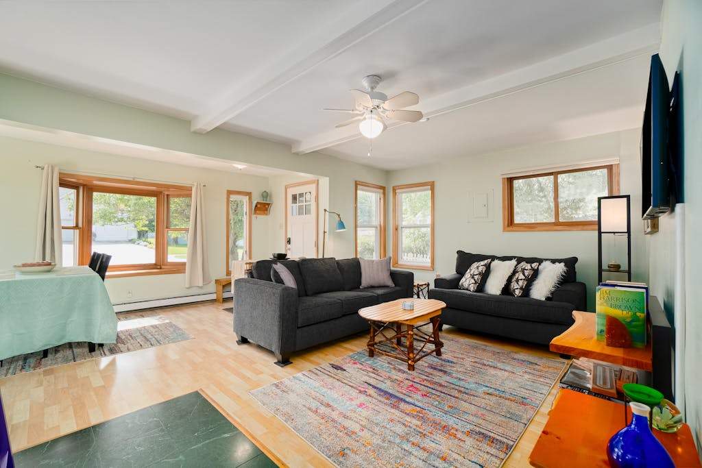 Dog-friendly cottage with fenced yard, firepit, washer & dryer, & WiFi - walkable location
