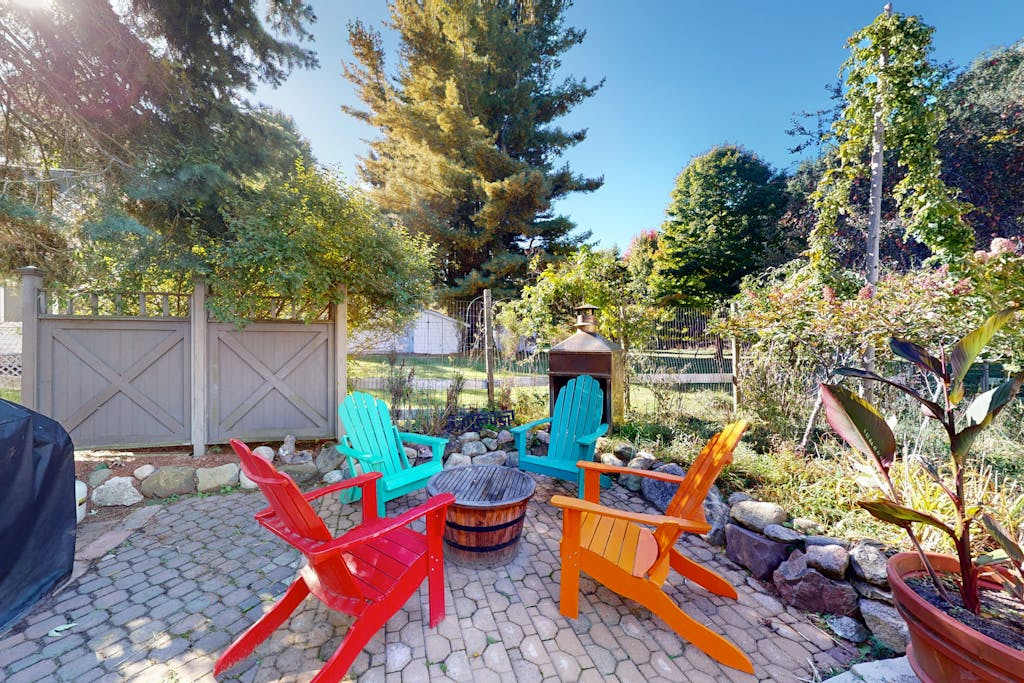 Updated historical cottage near the beach with a fireplace, washer & dryer, AC