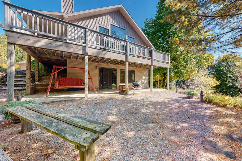 Perfect 'up north' home near Sleeping Bear Dunes & Lake Michigan, deck, washer & dryer