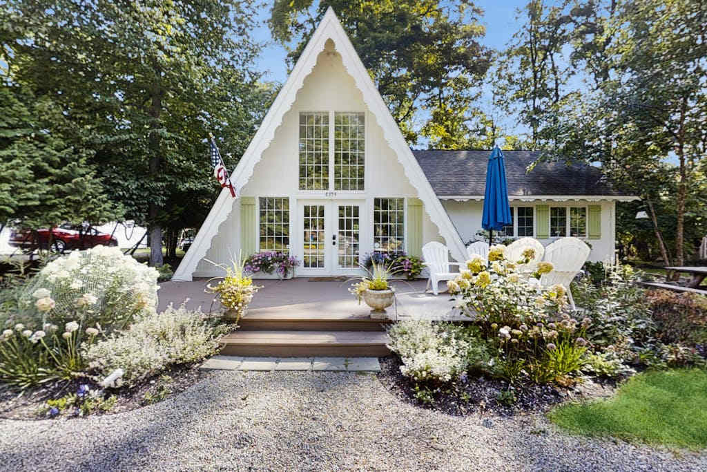 Dog-friendly A-frame home near beaches & downtown with firepit, deck, badminton