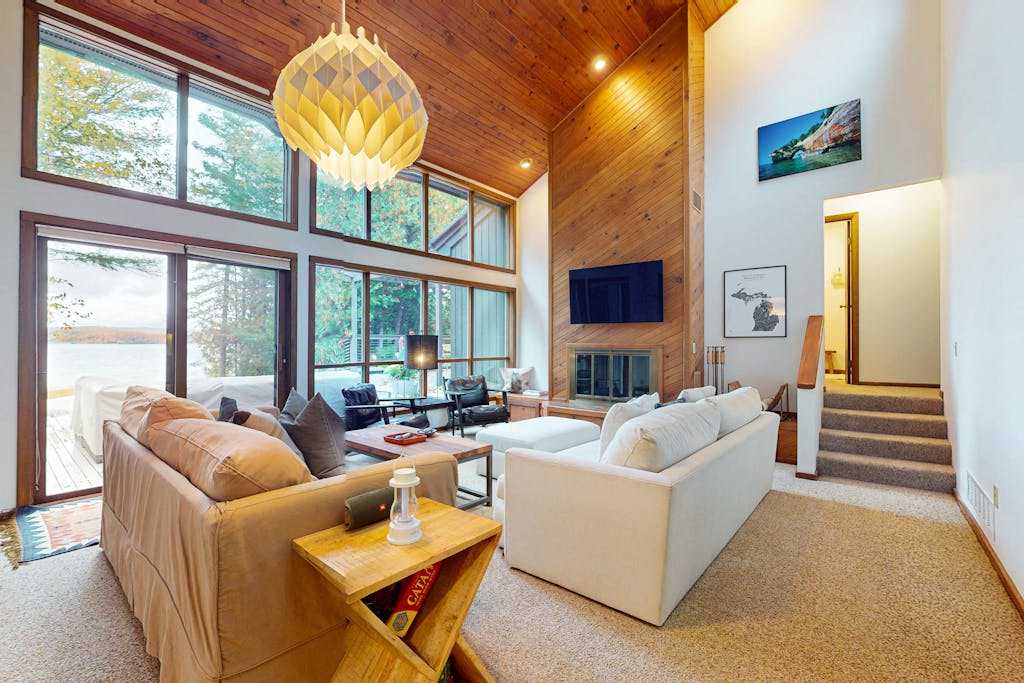 Lakeside luxury Home‚ dock, firepit, and easy access to Michigan's best towns