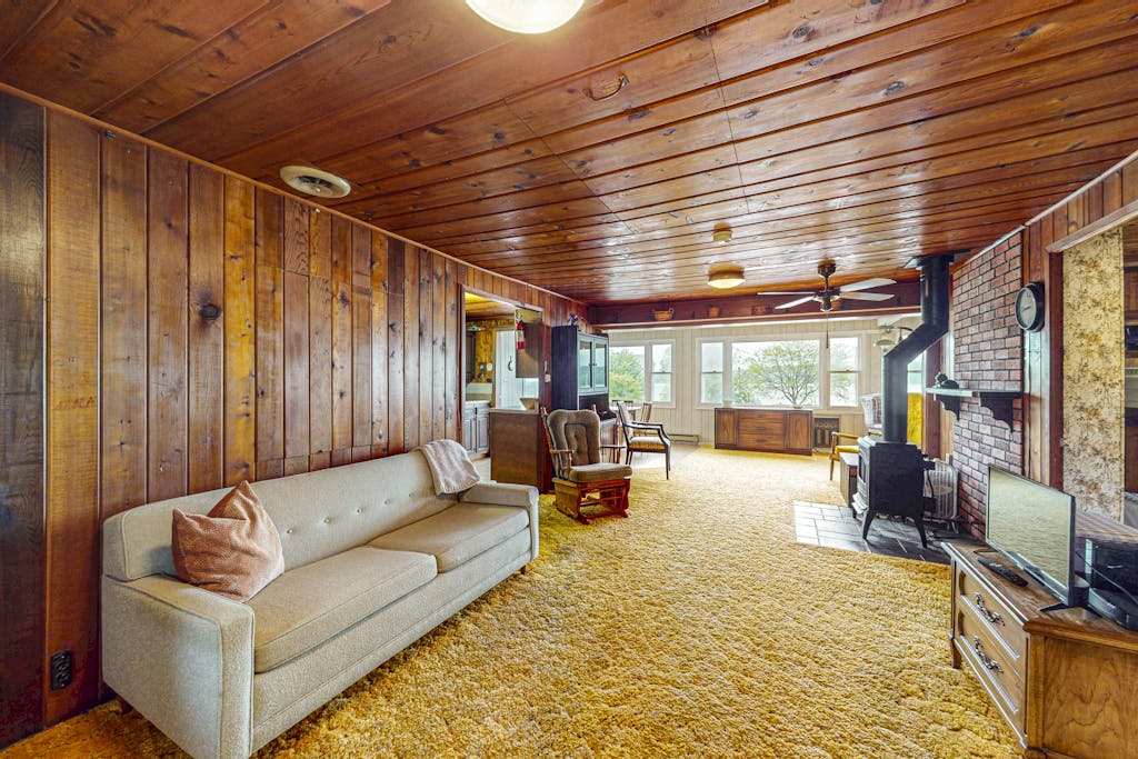 Rustic Cottage with dock access, kayaks, and year-round adventures in East Jordan