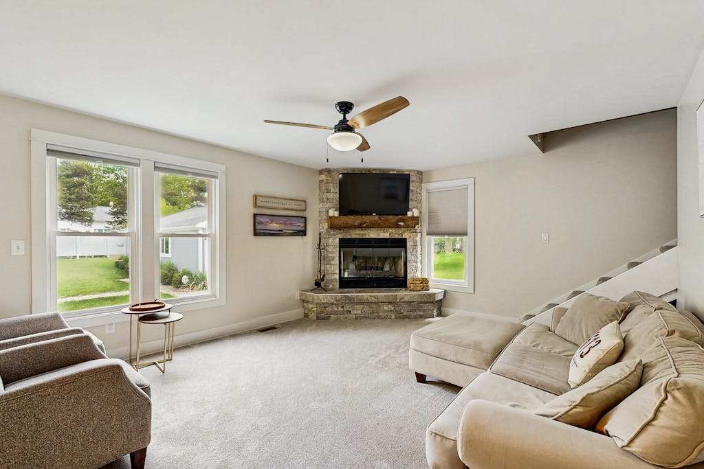 Arcadia Retreat with private hot tub, gas grill, fire pit, near beach, Dogs- YES!