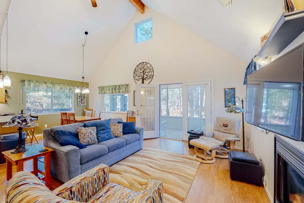 Welcoming home in Downtown Glen Arbor with firepit, fireplace, washer & dryer