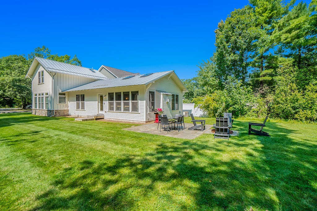 Comfortable cottage near Lake Michigan with gas fireplace, washer & dryer, patio