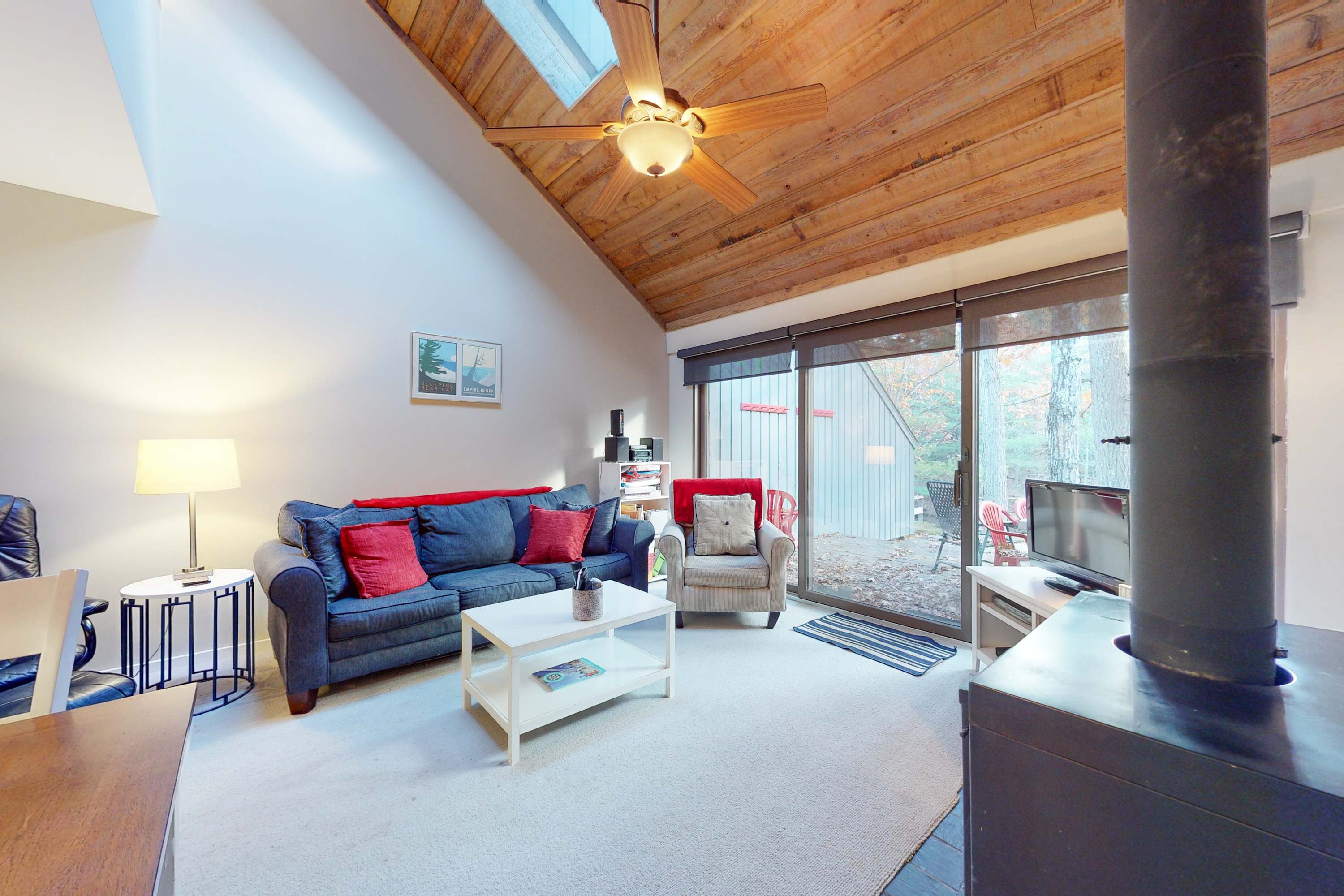 River-view townhouse with Lake Michigan access, deck, fireplace, and cable