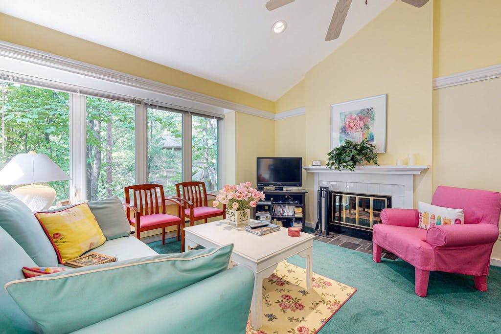 Upper-level condo with forest views, fireplace, soaking tub & high-speed WiFi