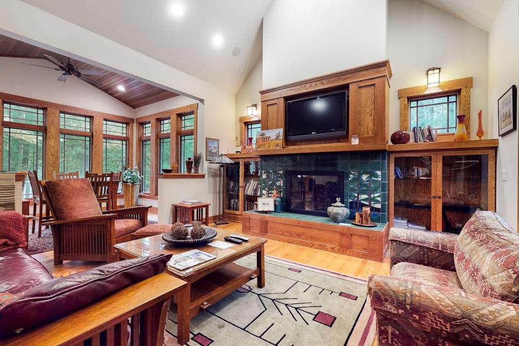Home near downtown with a fireplace, deck, grill, central AC & washer & dryer