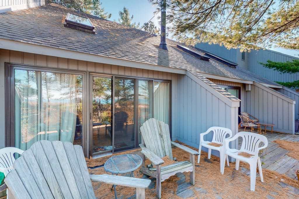 Beachfront townhouse & loft near the water with firepit, deck & cable