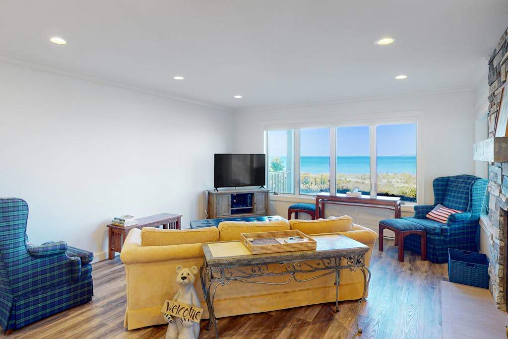 Lower-level beachfront condo with deck, fireplace, washer & dryer, central AC