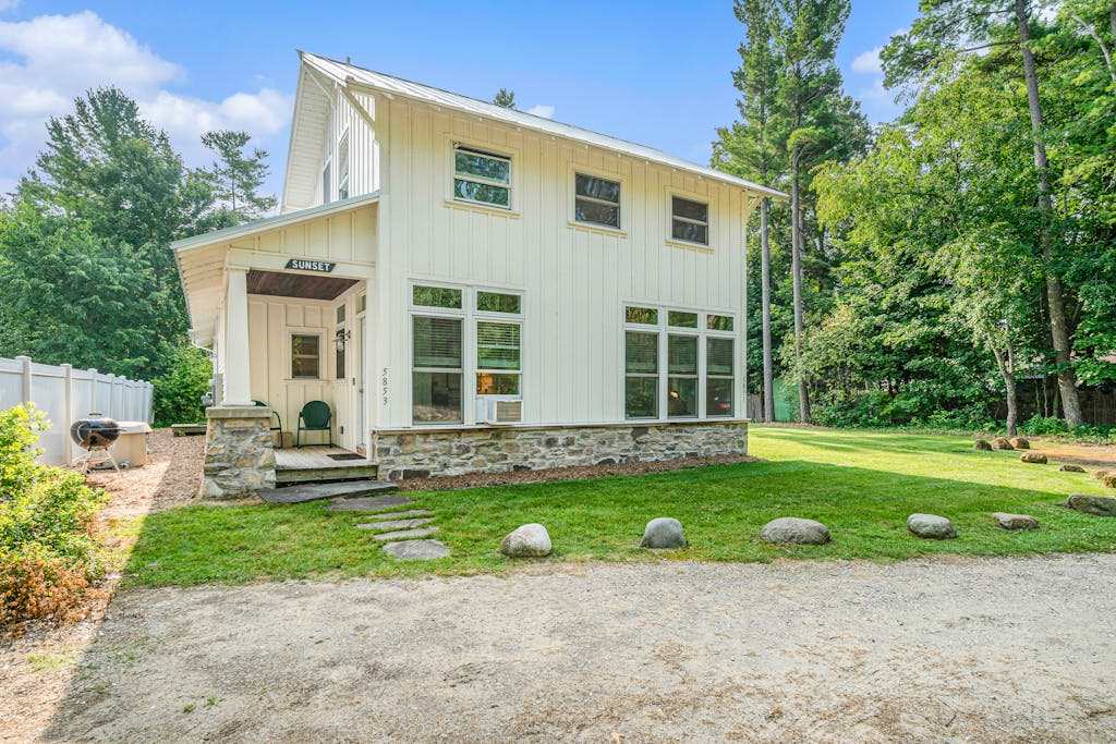 Gorgeous studio in downtown Glen Arbor with kitchenette, cable, AC, free WiFi