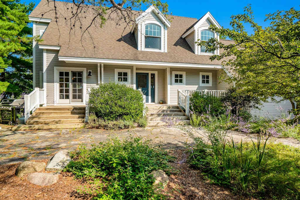 Private lakefront house in great location with private beach, great views