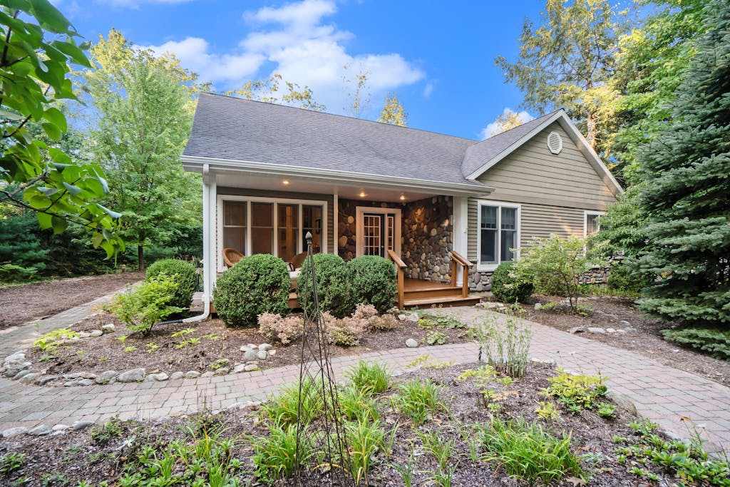 Dog friendly home with gorgeous garden & decks, short stroll to town & the lake