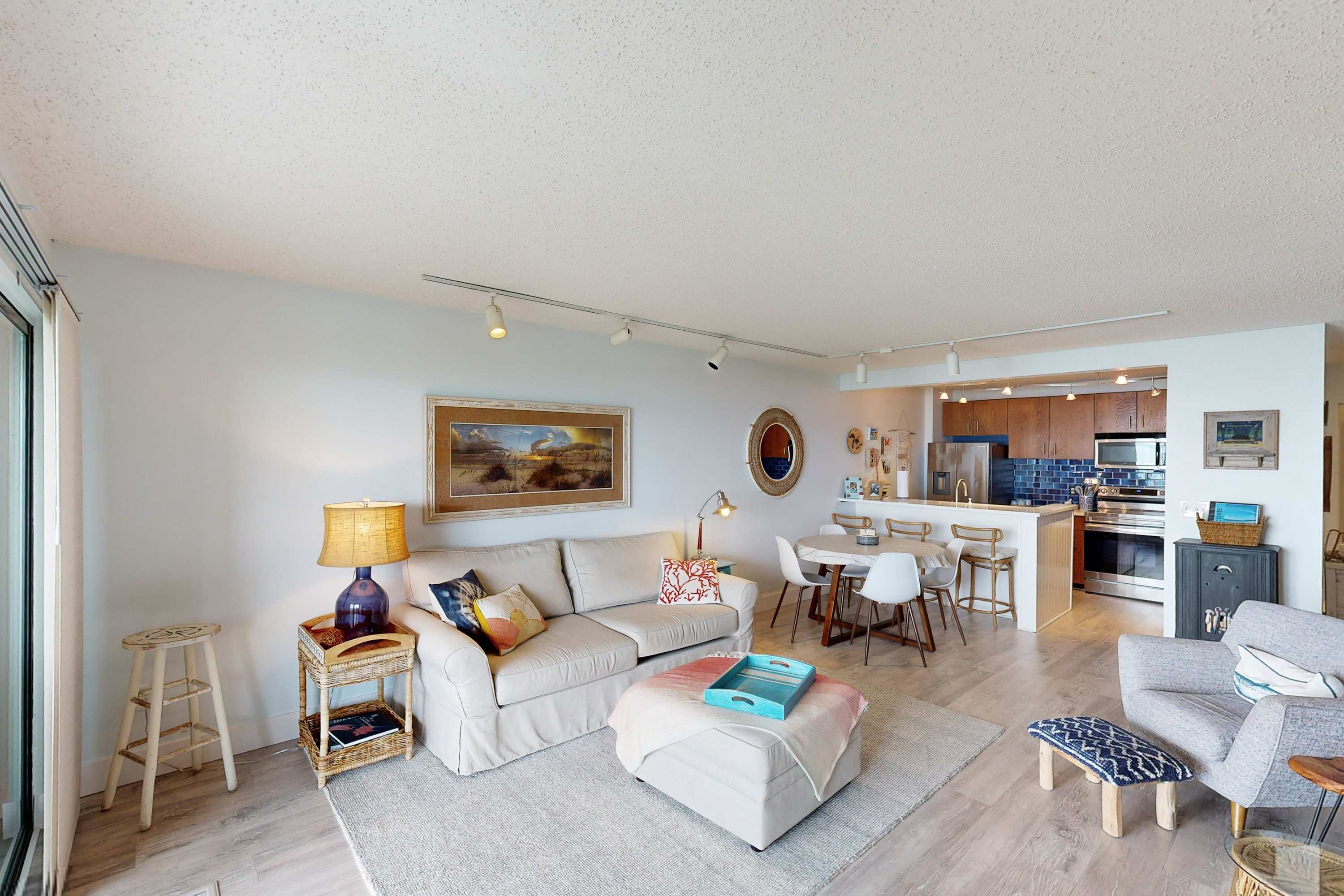 Single-level lakefront hideaway with a deck, fireplace, & washer & dryer