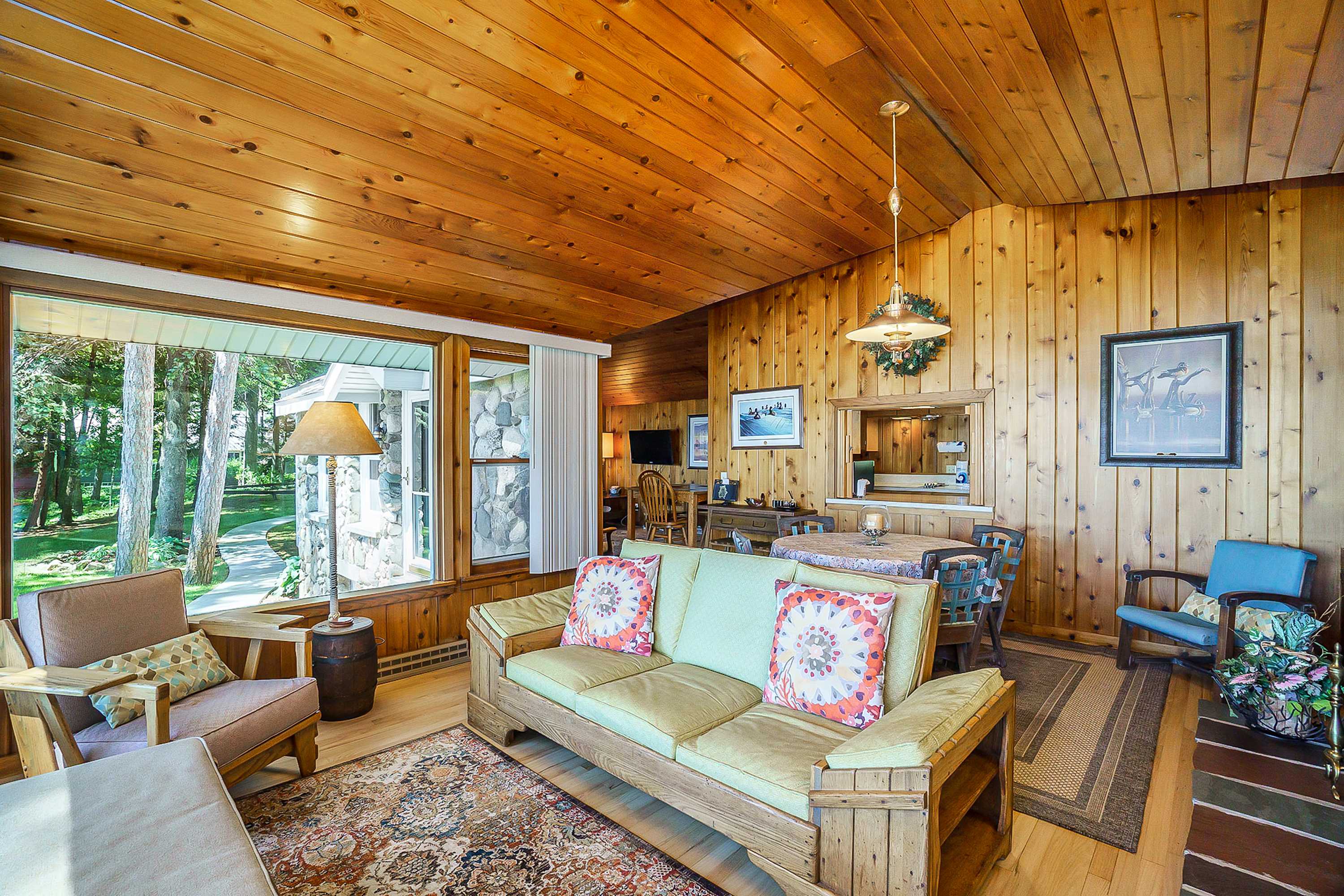 Relaxing lake house with firepit, boat mooring, free cable, and full kitchen