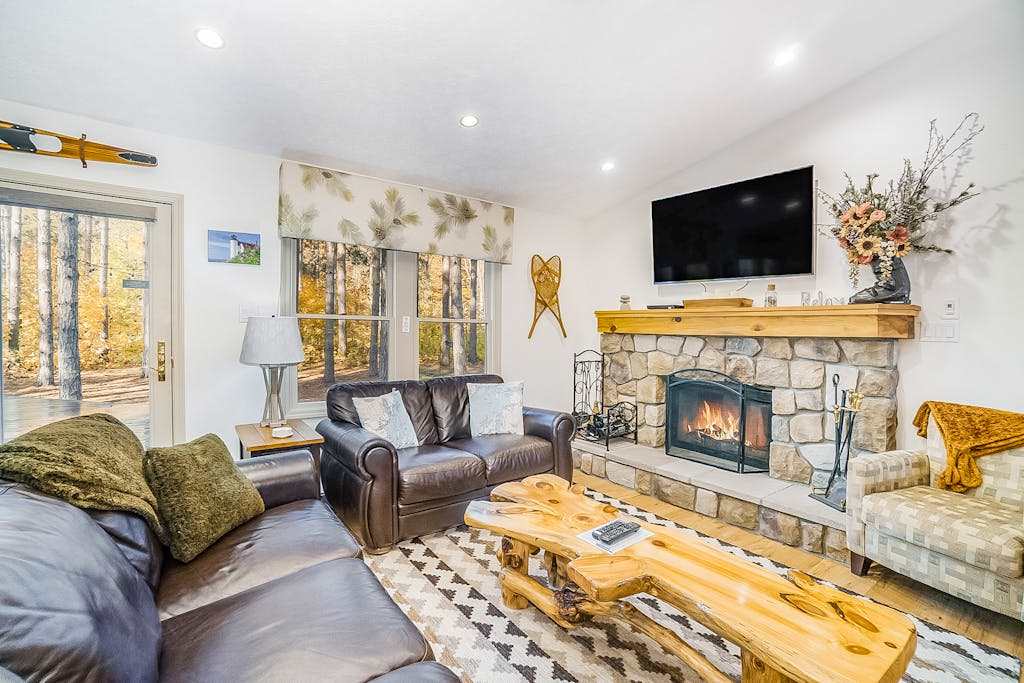 Stunning home with golf course views plus private deck near resort amenities