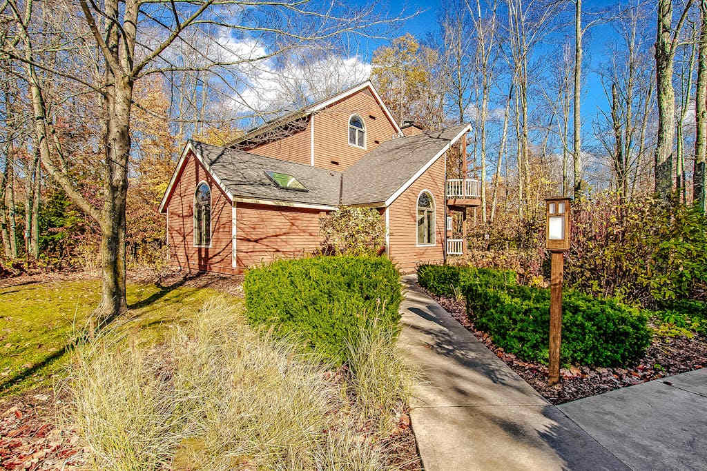 Homey condo with wood-burning fireplace, near hot tub and other resort amenities