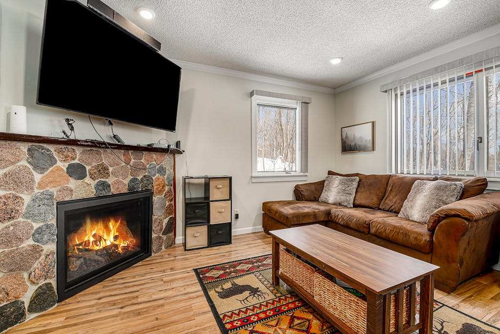 Cozy Condo with Shared Tennis, Fast WiFi, Private Deck & Gas Fireplace