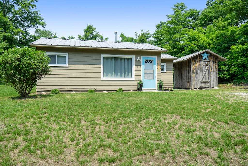 Private dog-friendly hideaway with  firepit - close to Crystal Mountain