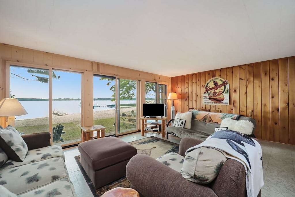 The Summer Cabin - Lakefront house in Interlochen with private beach access
