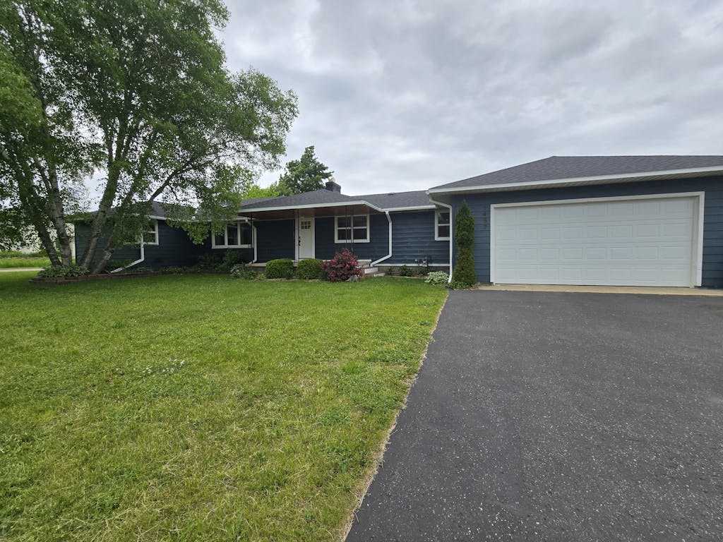 Fully updated home with beautiful kitchen, games, large yard & deck, smart TVs
