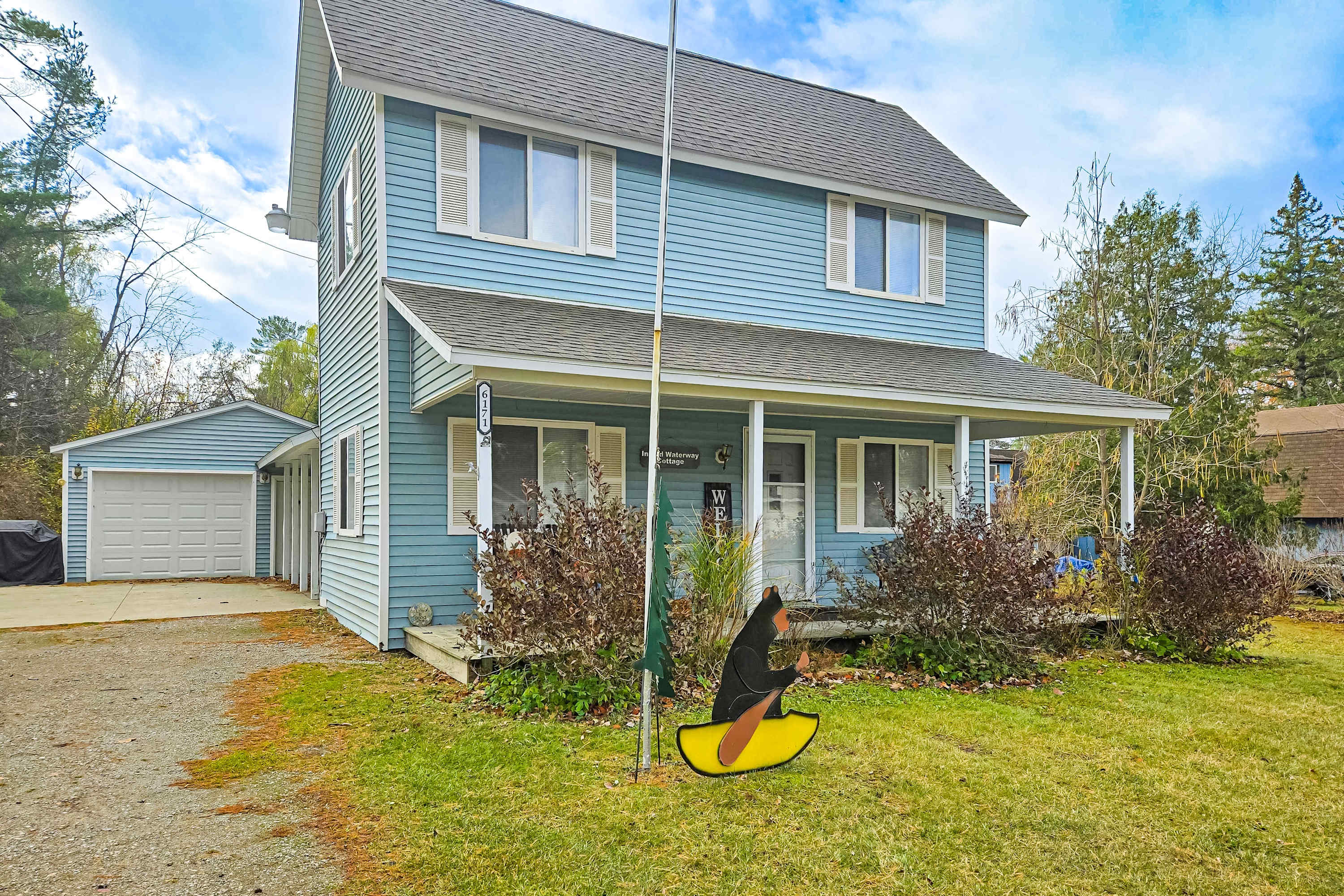 Charming in Town Home with Backyard Patio, Fire Pit, just steps from Indian River!