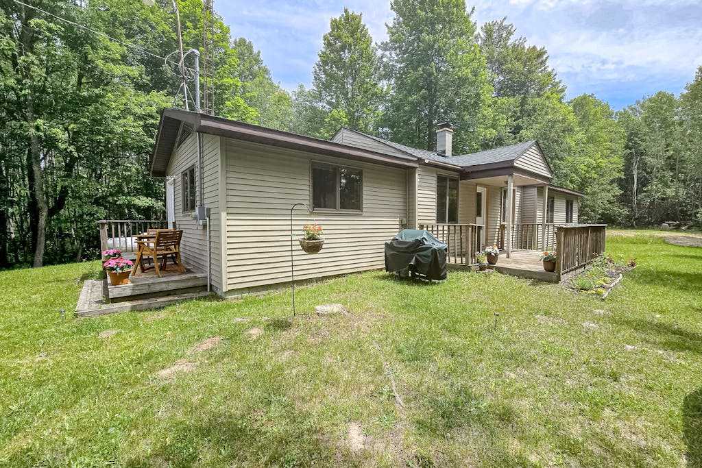 Secluded Home with Firepit, Gas Grill, WIFI, WFH Station & Private washer & dryer
