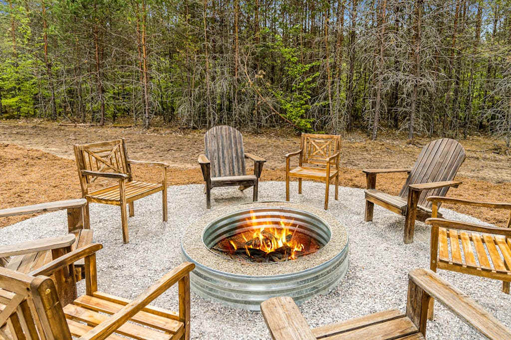 Four-season retreat with fireplace, firepit, grill, WiFi & central AC