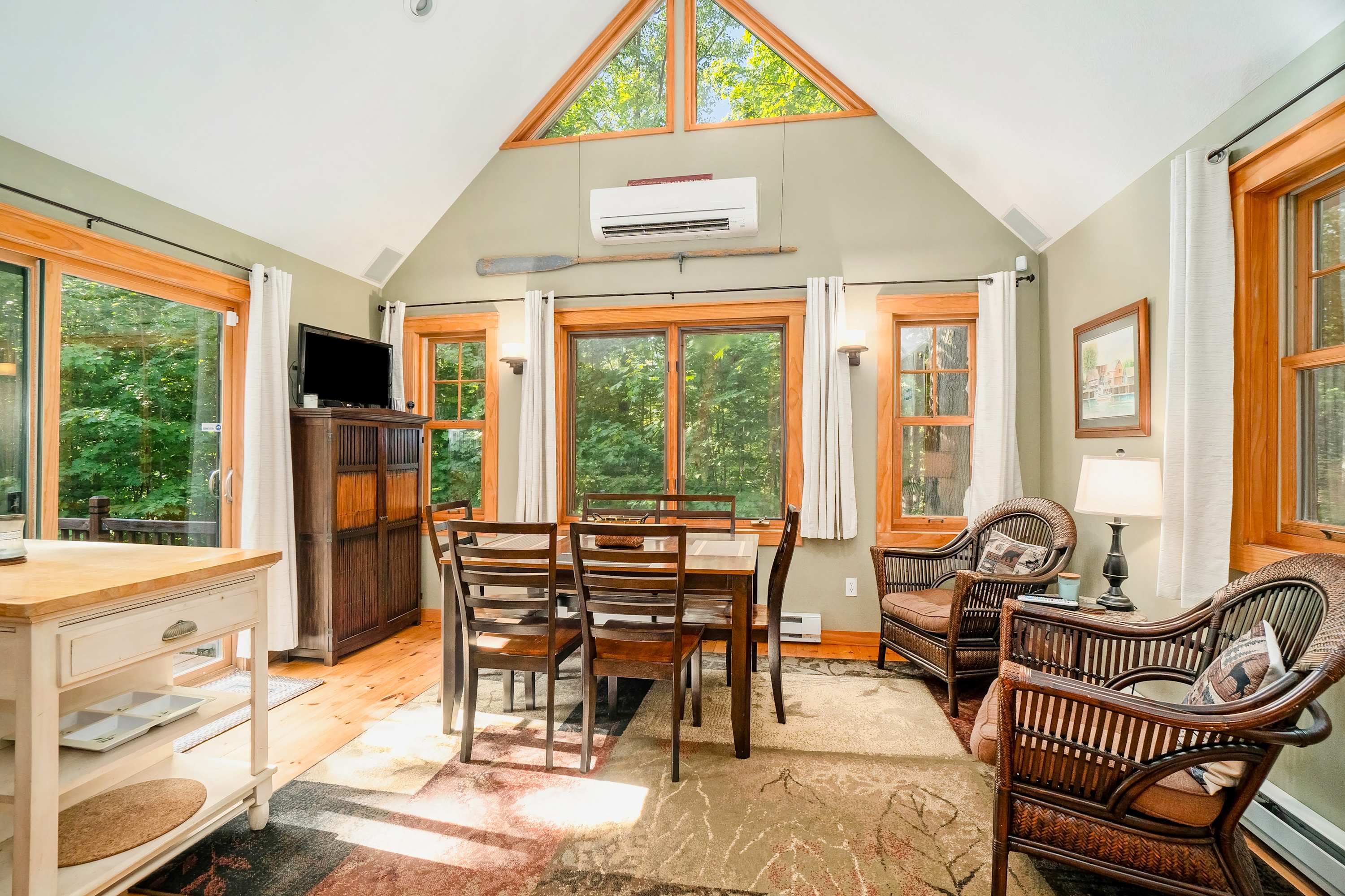Charming lake cottage with a wet bar, firepit, fast WiFi, & washer & dryer