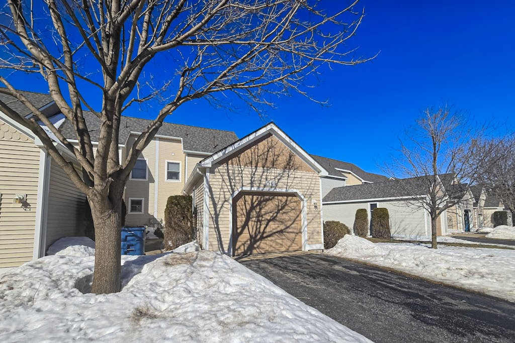 Charming 3 story condo, with a washer & dryer & Wifi, near beaches & shared pool access