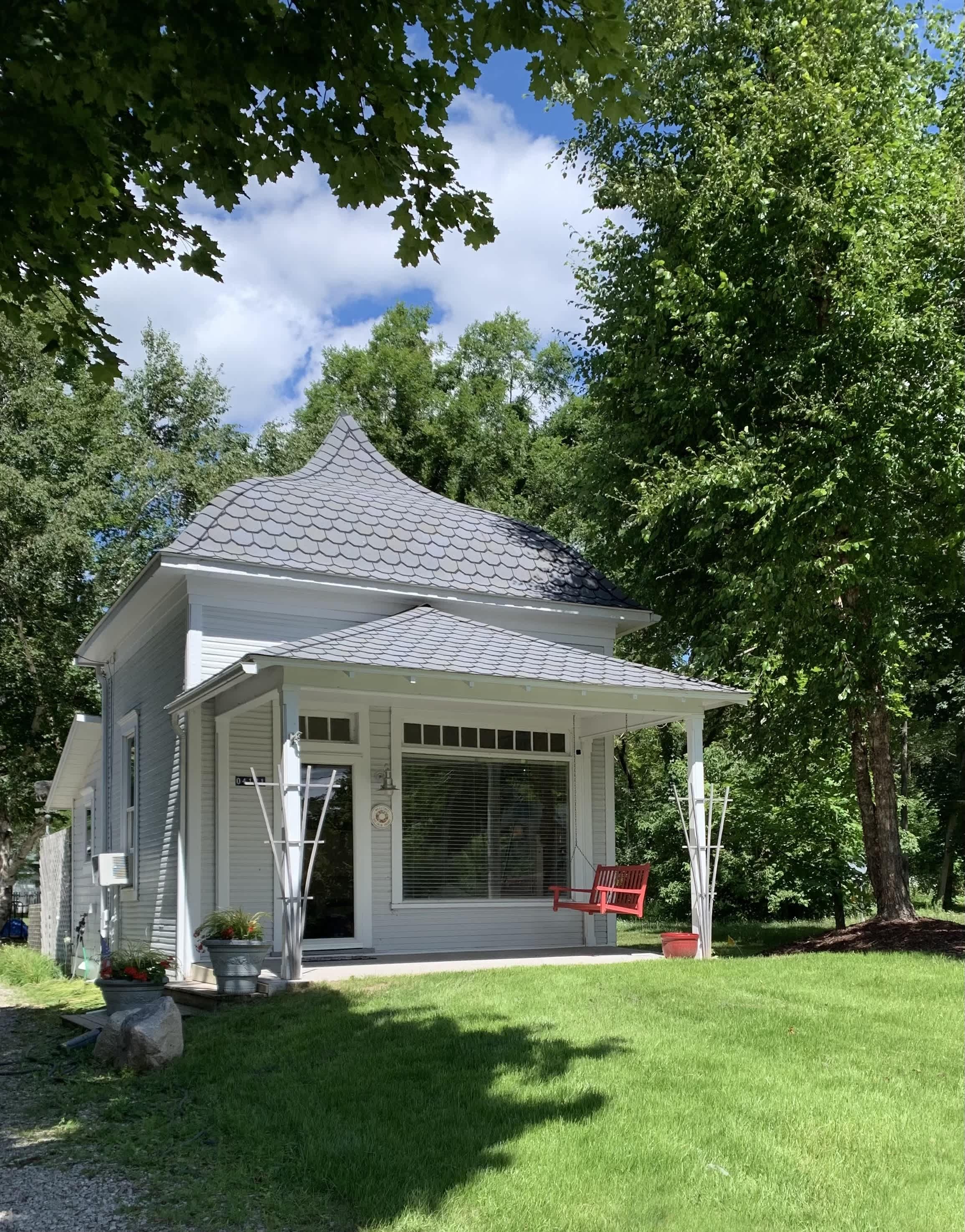 Historic cozy cottage in Walloon Lake village close to Boyne Mountain skiing!