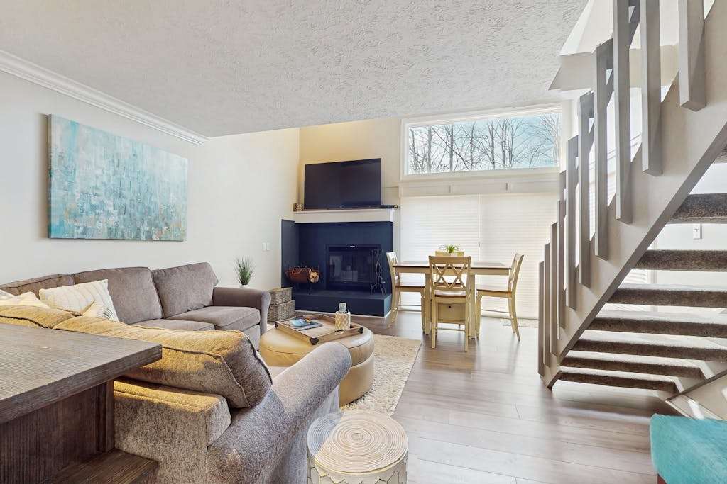Beautiful 2Bed 2Bath Harbor Springs Condo Just 6 Mi to Lake Michigan