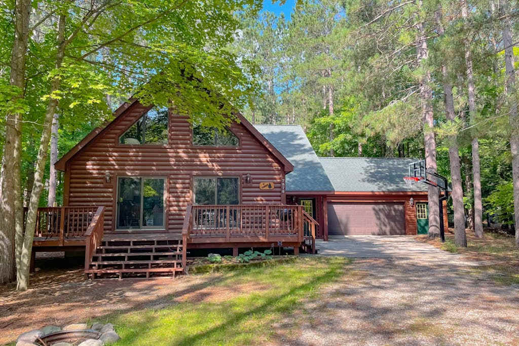 Resort home with private indoor hot tub, game room, firepit, bikes, Ping-Pong