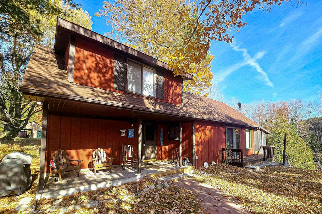 Riverfront Cabin with Stunning Views, Fire pit, Gas Grill & WIFI