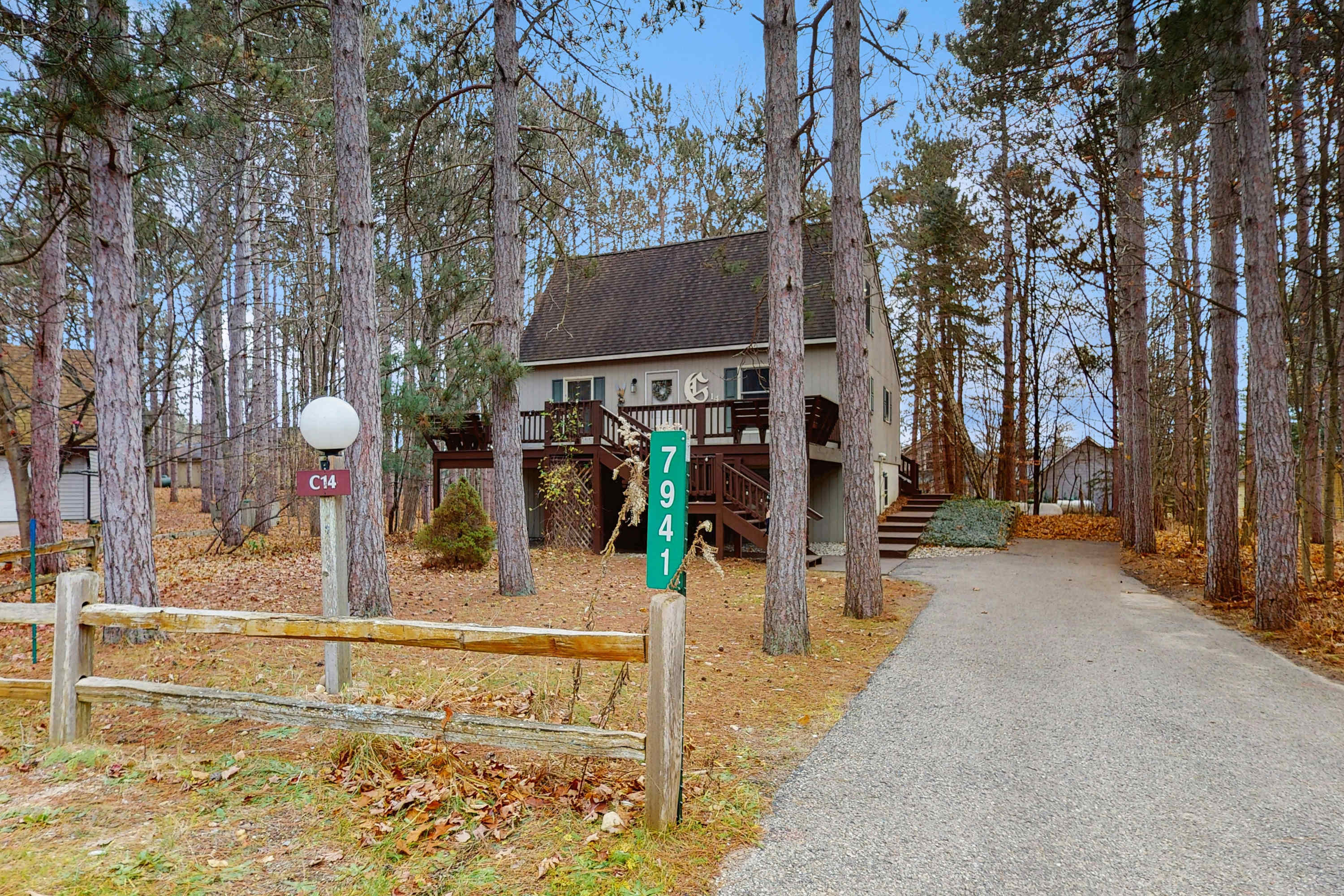 Spacious Home with deck, grill  & added Crystal Mountain Amenities