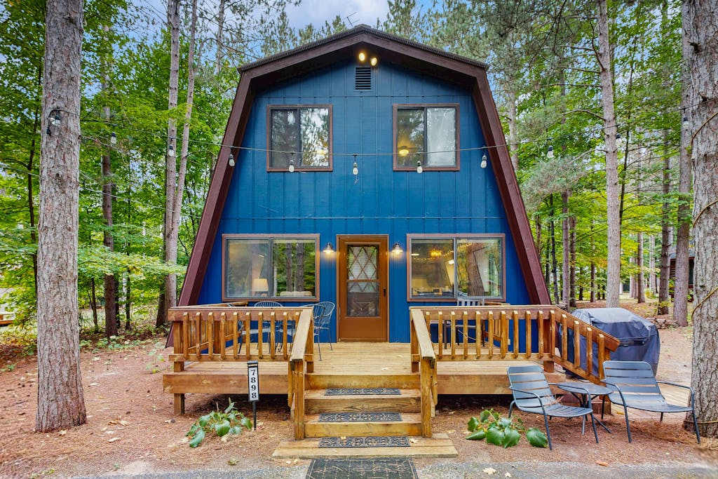 Spacious chalet with deck, grill & firepit with Crystal Mountain Amenities