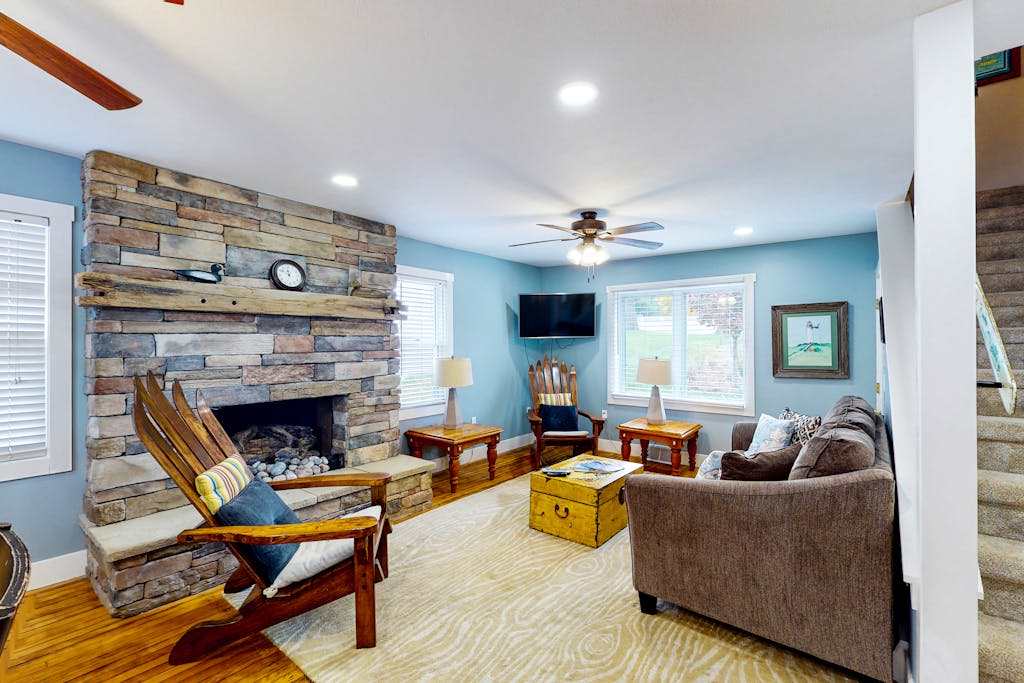 Remodeled farmhouse near downtown with a firepit, central AC & washer & dryer,