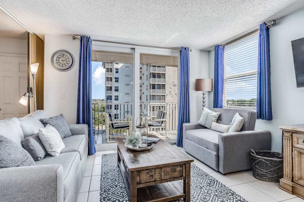 Romantic retreat for two with private balcony tennis & beach access